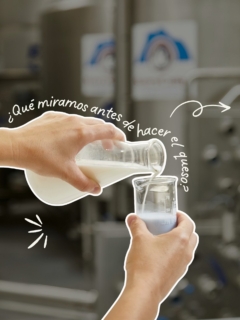 Para nosotros, la calidad de nuestros quesos empieza mucho antes de entrar en la quesería. 🥛⁣
⁣
Trabajamos junto a nuestros ganaderos, contamos con especialistas que les asesoran en el cuidado de sus animales y, cuando recibimos la leche, comprobamos su temperatura y diferentes parámetros de calidad. 🔬⁣
⁣
Todo este proceso lo hacemos desde SerryCamp, nuestra propia estructura, para conocer y cuidar la materia prima desde el origen. 🧀⁣
⁣
Porque cuando elaboramos nuestros quesos en El Pastor del Torcal, queremos saber que detrás de cada uno hay una leche que hemos cuidado desde el principio. 🐐⁣
.⁣⁣
.⁣⁣⁣⁣
.⁣⁣⁣⁣
#ElPastorDelTorcal #Varíaelsabordeunquesoaotro #QuesoDeCabra #QuesoCurado #QuesoArtesano #ProductoLocal⁣⁣⁣⁣⁣⁣⁣⁣
⁣