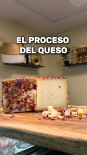 En este reel te explicamos todo el proceso que hay detrás de uno de nuestros quesos artesanos 🧀⁣
⁣
Desde su elaboración hasta el momento en que está listo para llegar a tu mesa, cada paso requiere tiempo, cuidado y dedicación. 🙌⁣
⁣
Porque en El Pastor de El Torcal, hacemos las cosas como siempre: con calma, tradición y mucho cariño. 💙⁣
.⁣
.⁣
.⁣
#ElPastorDelTorcal #Elprocesodeunqueso #QuesoDeCabra #QuesoCurado #MaridajeConQueso #QuesoArtesano #ProductoLocal⁣⁣⁣⁣⁣⁣⁣