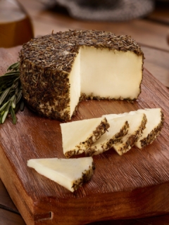 Hay veces que solo necesitas un poco de queso para alegrarte la semana 😉⁣
⁣
Nuestro semicurado de manteca y romero es de esos quesos que hablan por sí solos: una corteza intensa, el aroma del romero y un interior lleno de matices.⁣
⁣
Un queso para disfrutar sin prisa.⁣
Y, si puede ser, con una buena copa de vino al lado. 🍷

Puedes encontrarlo en nuestra web www.elpastordeltorcal.com⁣ 💙
.⁣⁣⁣
.⁣⁣⁣⁣⁣
.⁣⁣⁣⁣⁣
#ElPastorDelTorcal #QuesoSemicuradodeMantecayRomero #QuesoDeCabra #QuesoCurado #QuesoArtesano #ProductoLocal⁣⁣⁣⁣⁣⁣⁣⁣⁣