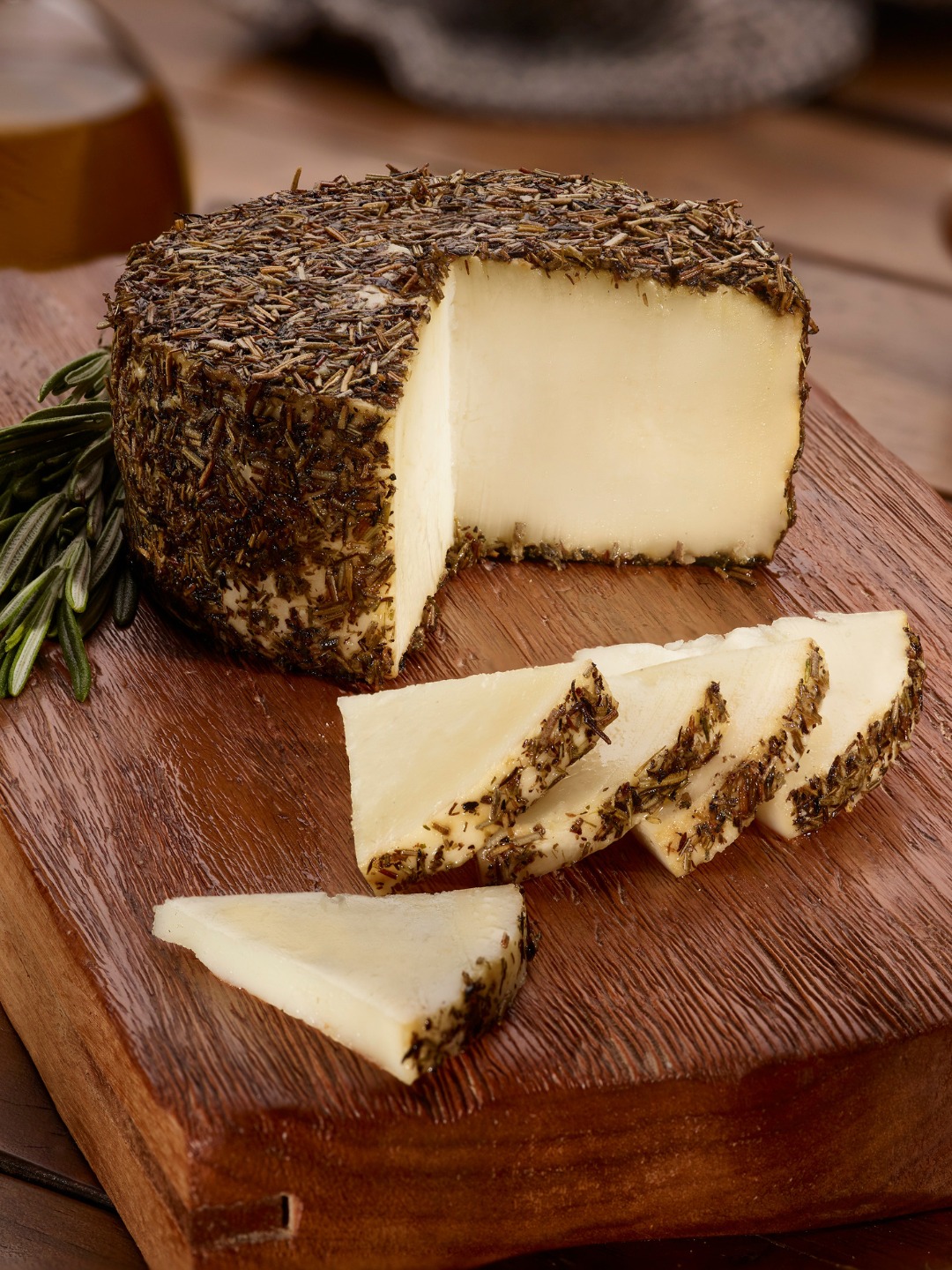 Hay veces que solo necesitas un poco de queso para alegrarte la semana 😉⁣
⁣
Nuestro semicurado de manteca y romero es de esos quesos que hablan por sí solos: una corteza intensa, el aroma del romero y un interior lleno de matices.⁣
⁣
Un queso para disfrutar sin prisa.⁣
Y, si puede ser, con una buena copa de vino al lado. 🍷

Puedes encontrarlo en nuestra web www.elpastordeltorcal.com⁣ 💙
.⁣⁣⁣
.⁣⁣⁣⁣⁣
.⁣⁣⁣⁣⁣
#ElPastorDelTorcal #QuesoSemicuradodeMantecayRomero #QuesoDeCabra #QuesoCurado #QuesoArtesano #ProductoLocal⁣⁣⁣⁣⁣⁣⁣⁣⁣
