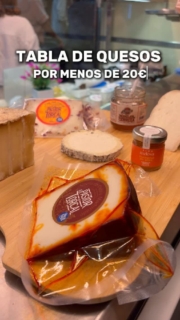 ¿Una tabla de quesos por menos de 20€? 
¡Claro que sí! 😏✨⁣
⁣
Raquel te enseña a cómo montar una tabla de quesos de esas que entran por los ojos y conquistan a todo el mundo. 👀⁣
⁣
Y si quieres ponértelo todavía más fácil, en D’Raíz te preparamos tu tabla de quesos a medida, adaptada a tu presupuesto y lista para llevar, ¡con los quesos ya cortaditos! 🤤⁣
⁣Tú nos dices cuánto quieres gastar y nosotros nos encargamos del resto. 💛⁣
⁣
📍 Pásate por D’Raíz (Mercado de Atarazanas) y prepara el picoteo perfecto sin gastar de más. ⁣
⁣
Y si prefieres montarte tú la tabla, puedes encontrar nuestros productos en www.elpastordeltorcal.com 💙⁣
⁣
*IMPORTANTE: en el vídeo se enseñan los tipos de quesos que se utilizarían en una tabla variada, el precio de cada cuña varía en función de la porción de esta y por tanto, del presupuesto. 
.⁣
.⁣
.⁣
#ElPastorDelTorcal #QuesoDeCabra #Tabladequesos #QuesoArtesano #SaboraMalaga⁣