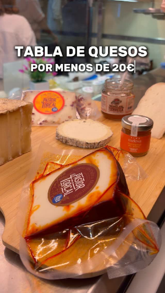 ¿Una tabla de quesos por menos de 20€? 
¡Claro que sí! 😏✨⁣
⁣
Raquel te enseña a cómo montar una tabla de quesos de esas que entran por los ojos y conquistan a todo el mundo. 👀⁣
⁣
Y si quieres ponértelo todavía más fácil, en D’Raíz te preparamos tu tabla de quesos a medida, adaptada a tu presupuesto y lista para llevar, ¡con los quesos ya cortaditos! 🤤⁣
⁣Tú nos dices cuánto quieres gastar y nosotros nos encargamos del resto. 💛⁣
⁣
📍 Pásate por D’Raíz (Mercado de Atarazanas) y prepara el picoteo perfecto sin gastar de más. ⁣
⁣
Y si prefieres montarte tú la tabla, puedes encontrar nuestros productos en www.elpastordeltorcal.com 💙⁣
⁣
*IMPORTANTE: en el vídeo se enseñan los tipos de quesos que se utilizarían en una tabla variada, el precio de cada cuña varía en función de la porción de esta y por tanto, del presupuesto. 
.⁣
.⁣
.⁣
#ElPastorDelTorcal #QuesoDeCabra #Tabladequesos #QuesoArtesano #SaboraMalaga⁣