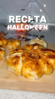 ¡En Halloween, nuestros quesos se disfrazan! 🎃👻⁣
⁣
Con nuestro Pastura de Cabra de Cabraline, hemos preparado dos ideas terroríficamente deliciosas. 🧀✨⁣
⁣
Una momia de queso, perfecta para darle un toque original y divertido a tu tabla de quesos. 👻 Y unas calabacitas de hojaldre rellenas de queso, aprovechando los trocitos, con tomate y orégano… ¡y directas al horno! 🎃 ⁣
⁣
Dos recetas, un mismo queso y muchas ganas de disfrutar. Porque con un poquito de imaginación, ¡hasta Halloween sabe mejor! 💙⁣
⁣
¿Con cuál te quedas: con la momia o con las calabacitas? 👇⁣
⁣
#QuesosElPastorDelTorcal #Cabraline #PasturaDeCabra #RecetasDeHalloween  #QuesoDeCabra