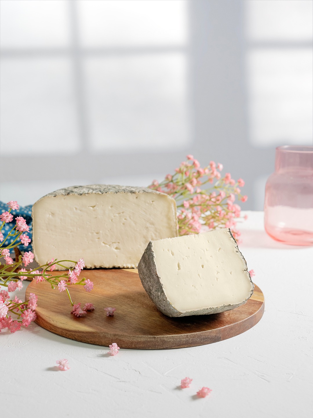 Hay días que solo piden una buena tabla de quesos, una copa de vino y alargar la sobremesa un poquito más. 🧀🍷⁣
⁣
Para esos momentos está nuestro Gris de Montaña: un queso cremoso, con un toque de acidez y notas de bodega, champiñón y frutos secos que lo hacen tan especial. Acompáñalo con un vino blanco afrutado y unas avellanas tostadas, ¡y tendrás el plan perfecto!⁣
⁣
Porque a veces, disfrutar de las pequeñas cosas es todo lo que necesitamos. 💙⁣
.⁣
.⁣
.⁣
#ElPastorDelTorcal #QuesoDeCabra #QuesoCurado #QuesoArtesano #ProductoLocal⁣⁣⁣⁣⁣⁣⁣⁣⁣ #SaboraMalaga⁣⁣
